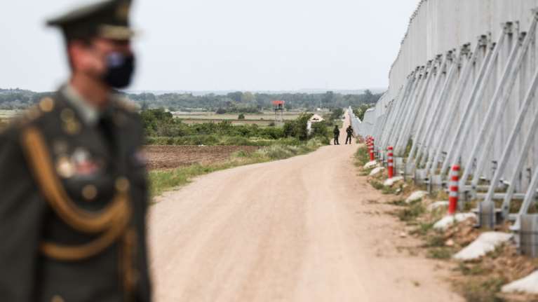 Καρφιά ΠΑΣΟΚ και ΣΥΡΙΖΑ για τις διαρροές του υπουργείου Άμυνας περί υβριδικών επιθέσεων σε Έβρο και Αιγαίο