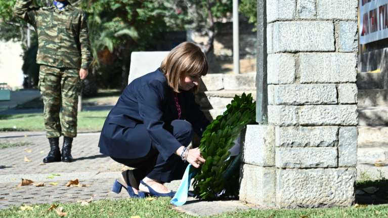 Σακελλαροπούλου: Στεφάνι στην προτομή του Σπ. Μουστακλή στα πρώην κρατητήρια του ΕΑΤ-ΕΣΑ [εικόνες]