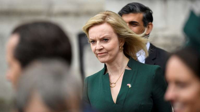 Βρετανία: Μετράει ημέρες η Λιζ Τρας- &quot;Αποκεφάλισε&quot; τον υπουργό Οικονομικών μήπως και σωθεί- Πρώτη κωλοτούμπα...