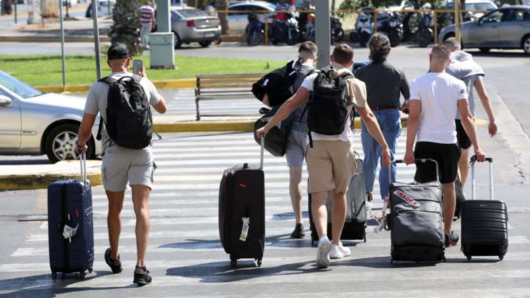 The Times: Η Ελλάδα θα ανοίξει τα σύνορα για τους Βρετανούς τουρίστες από τον Μάιο