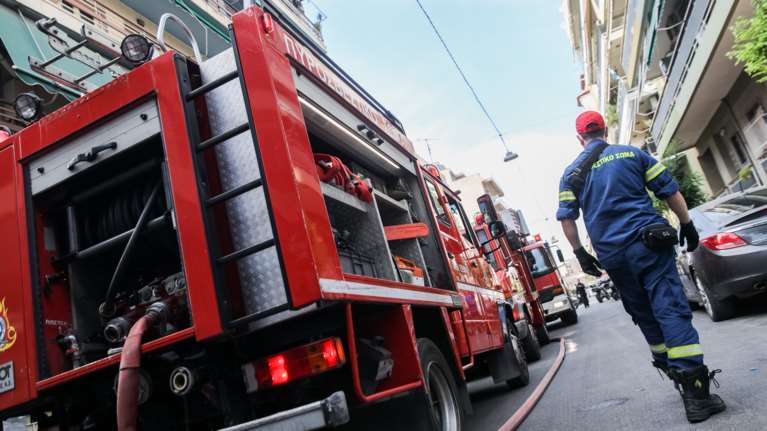 Συναγερμός στα Πετράλωνα: Ξέσπασε φωτιά σε διαμέρισμα 3ου ορόφου - Στο νοσοκομείο ένας 15χρονος