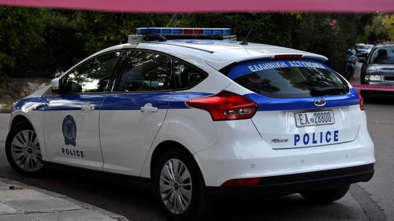 Συναγερμός στο Χαϊδάρι: Επιτέθηκαν με μαχαίρι σε αστυνομικό στη μέση του δρόμου