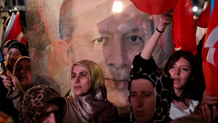 Κάτω από το 50% ο Ερντογάν, η Τουρκία πάει σε β&#39; γύρο - Έπεσαν έξω οι δημοσκοπήσεις για μεγάλη νίκη Κιλιτσντάρογλου