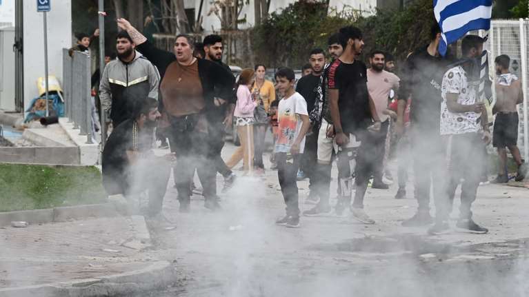 Νομισματοκοπείο στη Μεσογείων: Ρομά έβαλαν φωτιά σε κάδους και έριξαν πέτρες σε αστυνομικούς  [βίντεο]