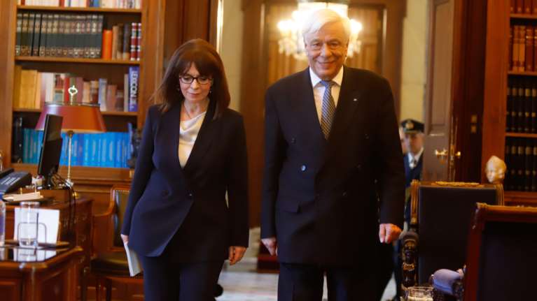 Σκάνδαλο στο Προεδρικό: Η γραμματέας του Παυλόπουλου παρακολουθούσε τα email της Σακελλαροπούλου