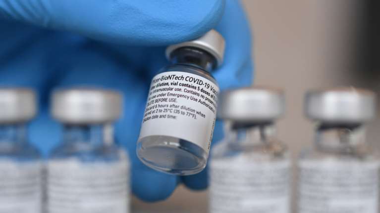 Εμβόλιο Pfizer: Προστασία για τουλάχιστον 6 μήνες μετά τη β&#39; δόση - Τι έδειξαν οι συνεχιζόμενες δοκιμές