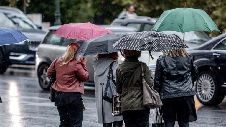 Έρχονται βροχές και καταιγίδες από το Σάββατο, βουτιά του υδράργυρου έως και 8 βαθμούς - Η πρόγνωση Τσατραφύλλια