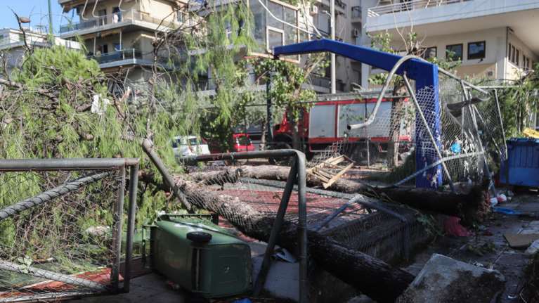 Κακοκαιρία στην Αττική: Τρεις τραυματίες στο Νέο Ηράκλειο - Γυναίκα σε σοβαρή κατάσταση, την καταπλάκωσε τοίχος