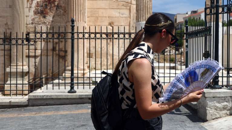 Μέτρα από τον δήμο Αθηναίων για την αντιμετώπιση του καύσωνα - Πού βρίσκονται οι κλιματιζόμενες αίθουσες