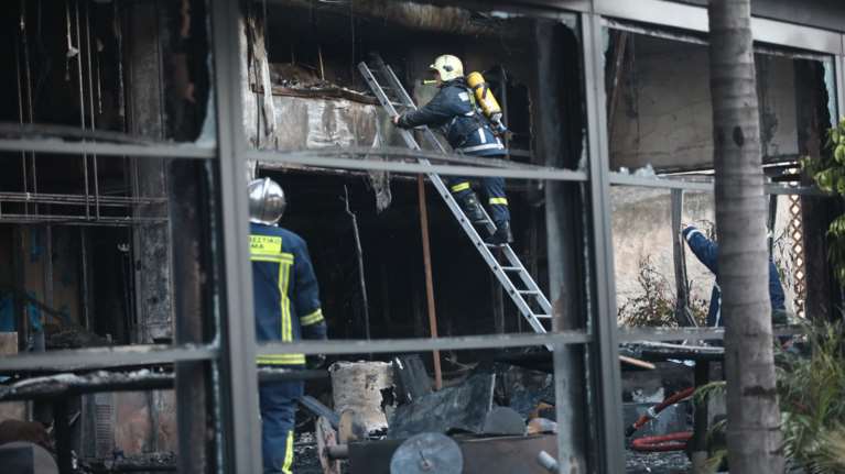 "Το εστιατόριο ανήκει σε δύο επώνυμες κυρίες" - Μαρτυρία από τη μεγάλη φωτιά στη Νέα Σμύρνη [βίντεο]