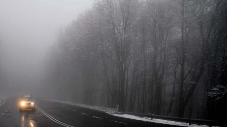 Ο καιρός τρελάθηκε: Χιονόπτωση στην Φλώρινα, καλοκαίρι στο Λασίθι
