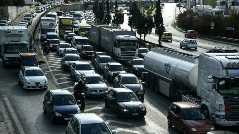 Ασφυκτιά η Αθήνα από το μποτιλιάρισμα: Ουρά 17 χιλιομέτρων στον Κηφισό - Καραμπόλα στην Κηφισίας - Live η κίνηση