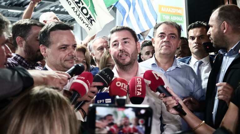 Πανηγυρικό κλίμα στο ΠΑΣΟΚ για τις νίκες σε Αθήνα, Θεσσαλονίκη, Πειραιά: &quot;Κερδίσαμε πάνω από 100 δήμους&quot;