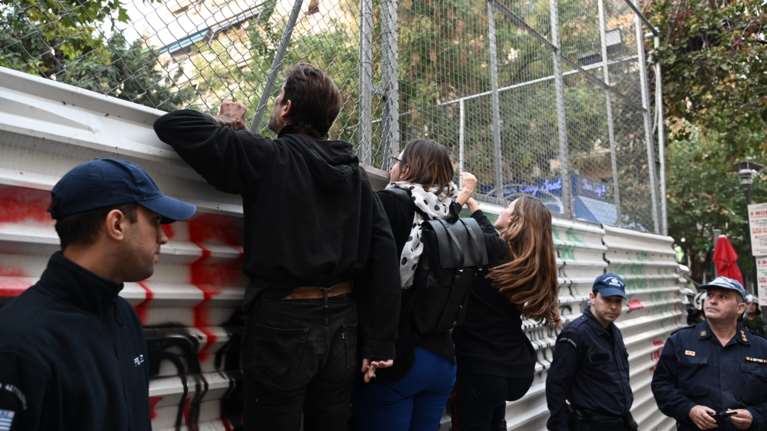 Η μάχη των δέντρων στα Εξάρχεια: Νέα ένταση και προσαγωγές για τις εργασίες στην πλατεία λόγω μετρό [εικόνες - βίντεο]