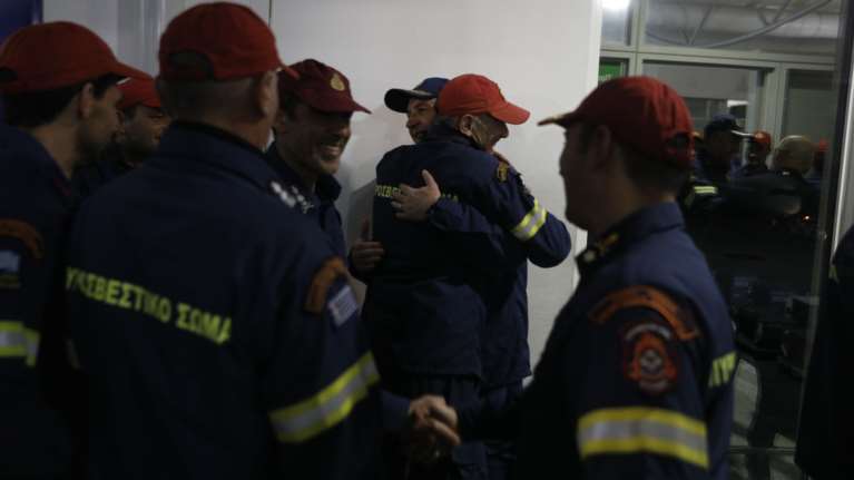 Συγκίνηση και χειροκροτήματα για τους ήρωες της ΕΜΑΚ - &quot;Κάναμε αυτό που θα κάναμε και στην πατρίδα μας&quot; [εικόνες]