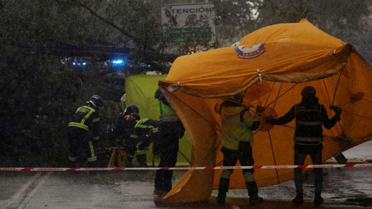 Σαρώνει τη δυτική Ευρώπη η καταιγίδα Κιαράν: Έξι νεκροί, πτώσεις δέντρων και ακυρώσεις πτήσεων [Εικόνες]