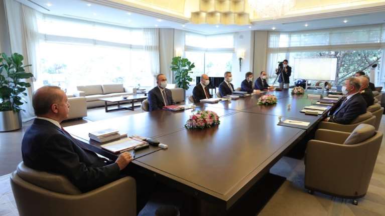 Ατρόμητος ο σουλτάνος: Όλοι με μάσκα εκτός από τον Ερντογάν σε σύσκεψη [εικόνες]