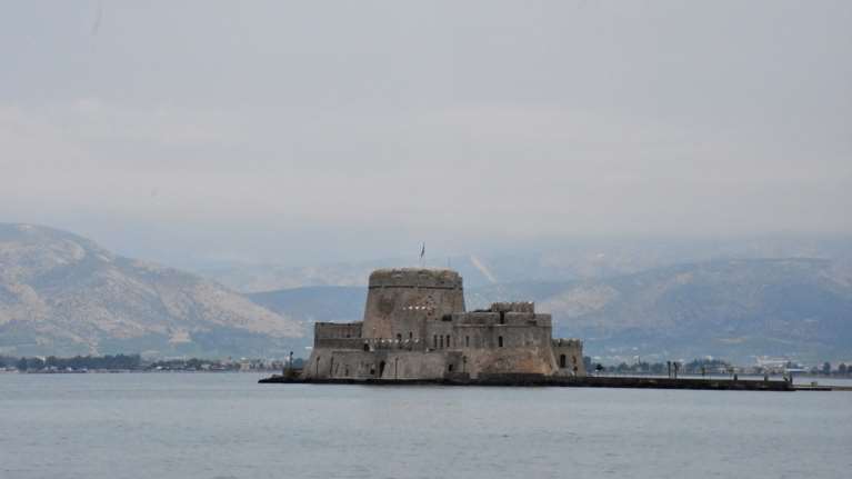 Μπούρτζι: Σάλος με δημοσιεύματα για &quot;πωλητήριο&quot; στο ιστορικό μνημείο - Αναστάτωση στο Ναύπλιο, διαψεύδει η ΕΤΑΔ