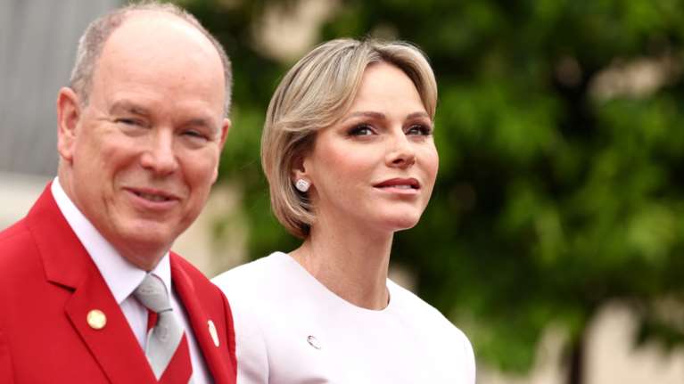 Πριγκίπισσα Σαρλίν: Σπάνια δημόσια εμφάνιση με την οικογένειά της - Ντυμένη ασορτί με την κόρη της