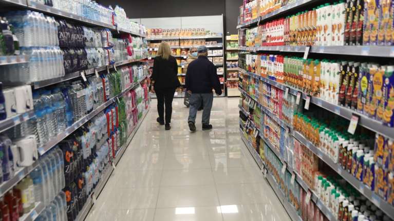 Καλάθι των Χριστουγέννων: Αυτά είναι τα 6 προϊόντα που περιλαμβάνει, εκτός (τελευταία στιγμή) μελομακάρονα και κουραμπιέδες