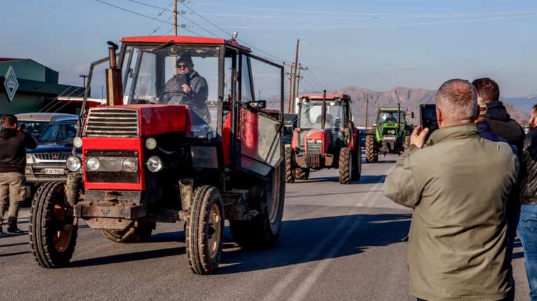 Αγρότες: Δυναμώνουν τα μπλόκα, ετοιμάζουν κάθοδο στην Αθήνα – Ποια σημεία θα κλείσουν τις επόμενες ώρες