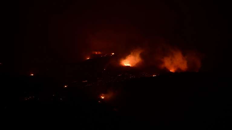 Φωτιά στη Σπάρτη: Βελτιωμένη εικόνα στο Δαφνί - Ολονύκτια μάχη με τις φλόγες σε διάσπαρτα μέτωπα