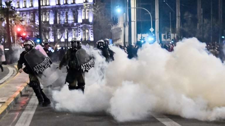 Επεισόδια στα Εξάρχεια με μολότοφ, φωτοβολίδες και πέτρες - Συνελήφθη μια 17χρονη