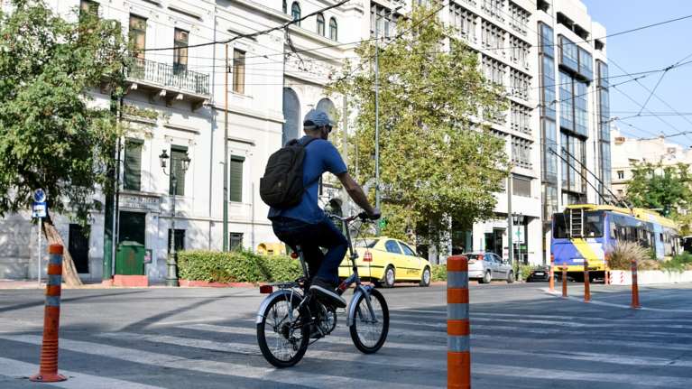 Νέοι κανόνες κυκλοφορίας: Κράνος και στα ποδήλατα, τι αλλάζει για τα ηλεκτρικά πατίνια