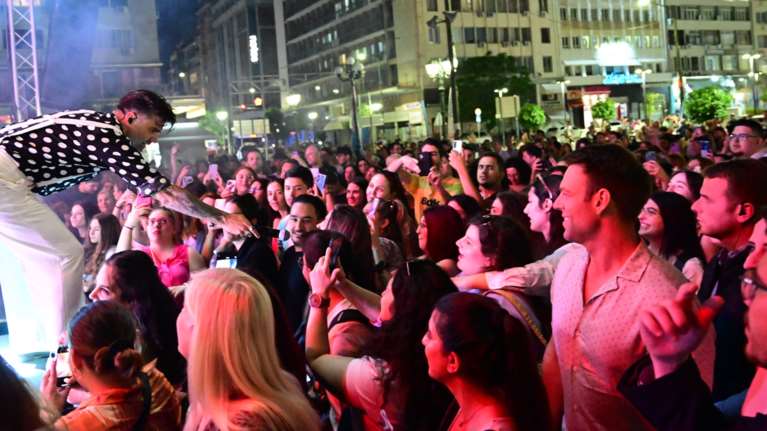 Ο Κασσελάκης στον Πειραιά: Το τραγούδι για τις γυναικοκτονίες από τους μουσικούς του δρόμου και η συναυλία των Οnirama