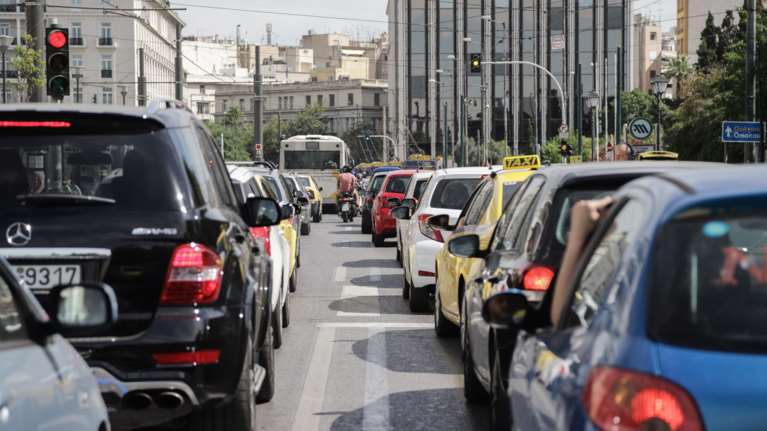 Έρχονται μειώσεις στα τέλη ταξινόμησης ΙΧ και επενδυτικά κίνητρα - Τι προβλέπει νομοσχέδιο του ΥΠOIK