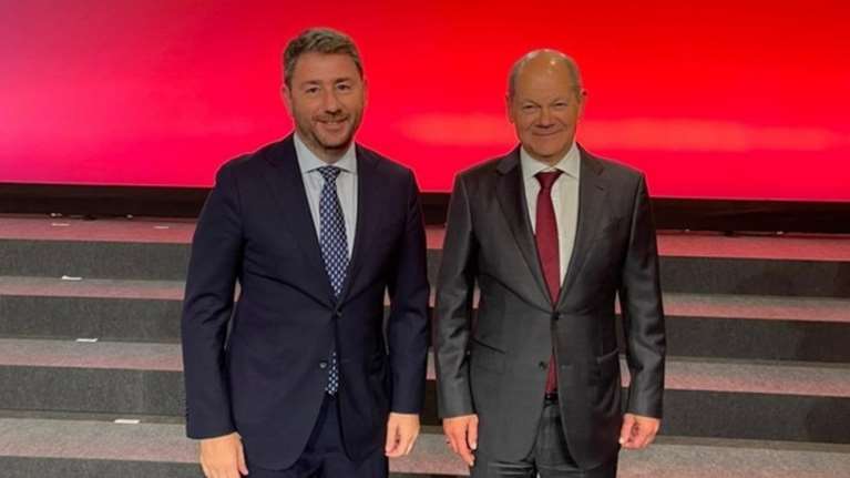 Συνάντηση Ανδρουλάκη με τον Γερμανό καγκελάριο Ολαφ Σολτς στο συνέδριο των Ευρωσοσιαλιστών