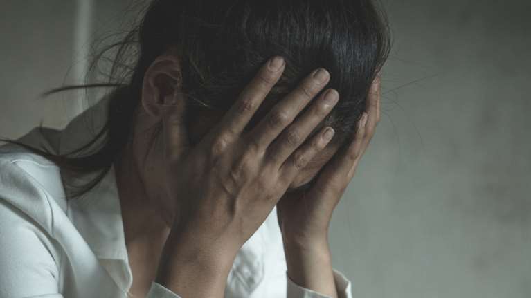 Θεσσαλονίκη: Tην άρπαξε από τον λαιμό, την πέταξε σε έπιπλο και την έσερνε- Εφιάλτης για 40χρονη από τον σύντροφό της