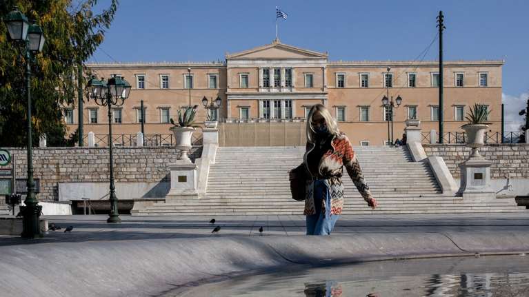 &quot;Βροχή&quot; επιδομάτων για 10 μέρες: 1.000άρικα σε 50.000 επαγγελματίες, αναδρομικά σε συνταξιούχους, επιδόματα σε ανέργους