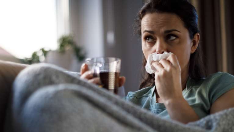 Γιατί δεν πρέπει να παίρνουμε αντιβίωση όταν έχουμε ίωση - Πότε χρειαζόμαστε πραγματικά τα αντιβιοτικά