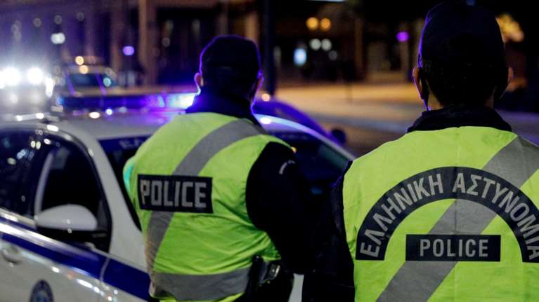 Μπλόκα Τροχαίας: Τι ισχύει για όσους &quot;παίζουν&quot; με τα φώτα ή ενημερώνουν σε τσατ για ελέγχους - Τι αγνοούν οι οδηγοί