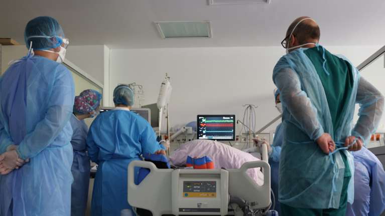 Κορονοϊός - Αύξηση 35% στους ασθενείς στις ΜΕΘ: Μεταδίδεται από νέους σε ανεμβολίαστους μεγαλύτερης ηλικίας