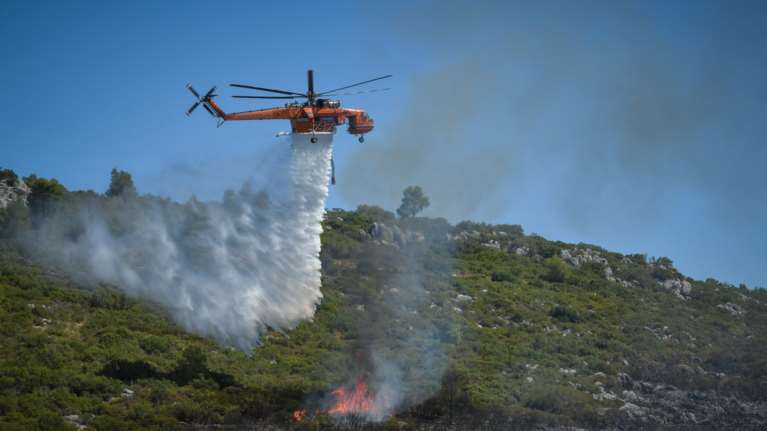 Υπό μερικό έλεγχο η φωτιά στον Αρχάγγελο Λακωνίας