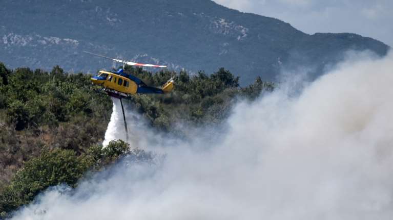 Επικίνδυνη φωτιά στην Πρέβεζα: Ήχησε το 112 για πυρκαγιά στο Μονολίθι - Σηκώθηκαν πέντε εναέρια μέσα