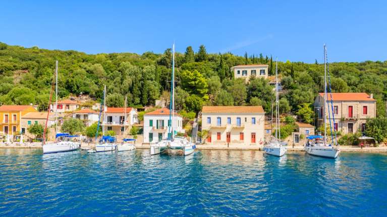 Ιθάκη: Εκαναν σεξ στον δρόμο, κάτω από το μπαλκόνι γυναίκας, τους έδιωξε και... της κατέστρεψαν το μηχανάκι