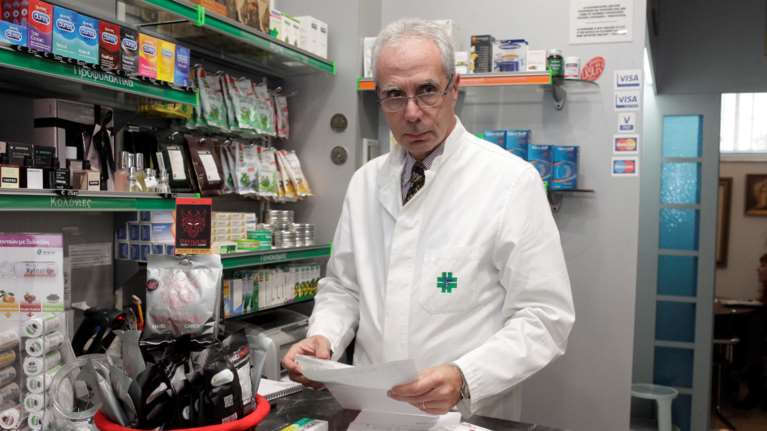 Μας κάνει... έκπτωση ο Λουράντος στα δωρεάν self tests: Από τα 15 ευρώ έφθασε στα 50 λεπτά, αν γίνονται στα φαρμακεία