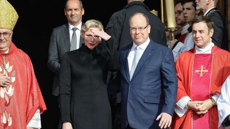 Δυσάρεστα για τη Σαρλίν: Ο διασυρμός από ιερέα που κατηγορείται για παιδική πορνογραφία και ο κίνδυνος για τα δίδυμα