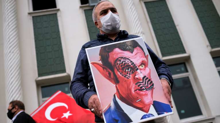 Γαλλία: Ο Μακρόν θέτει εκτός νόμου τους Γκρίζους Λύκους της Τουρκίας