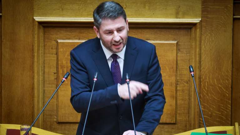 Πρόταση δυσπιστίας- Ανδρουλάκης: Το πρωί καταγγέλατε αποσταθεροποίηση και το βράδυ συνεργάτες σας έπιναν ποτάρες μαζί;