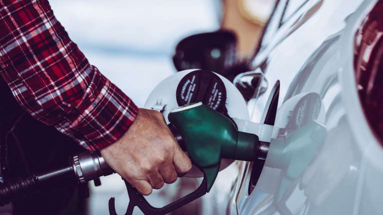 Γιατί ξαφνικά το ντίζελ έγινε ακριβότερο από τη βενζίνη – Φθηνότερο το φυσικό αέριο από το πετρέλαιο θέρμανσης