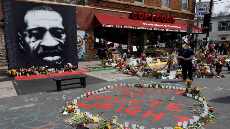 &quot;Ο Τζορτζ Φλόιντ ζητούσε βοήθεια μέχρι την τελευταία πνοή του&quot; - Καταπέλτης ο εισαγγελέας κατά του αστυνομικού