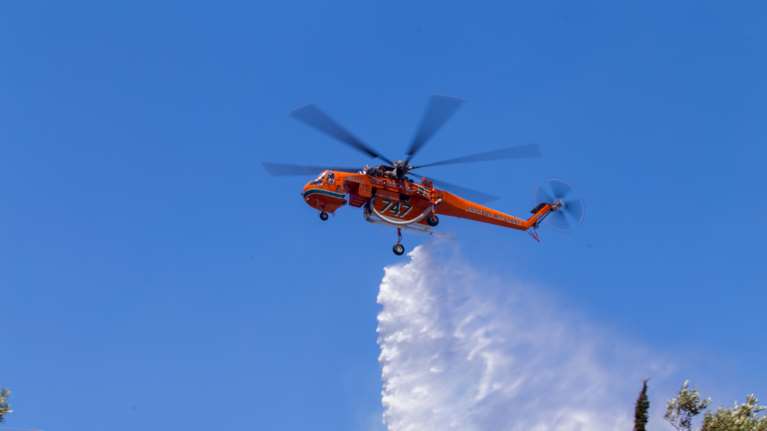 Φωτιά στον Ασπρόπυργο: Επιχειρούν εναέρια μέσα