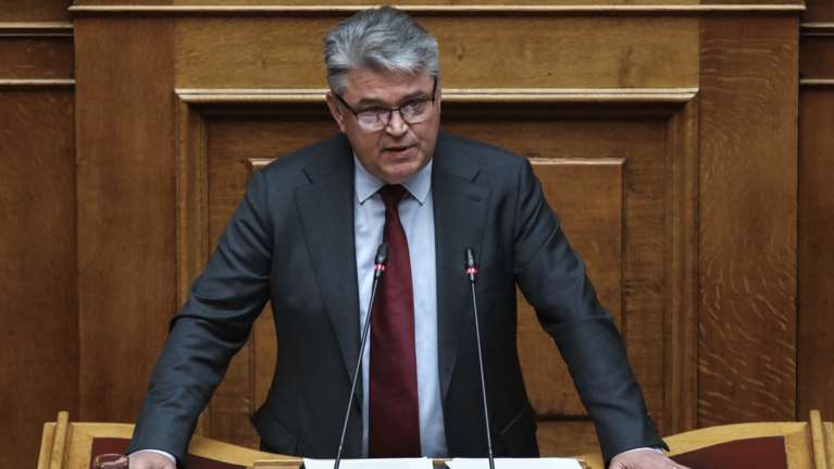 Ο Νατσιός διάβασε στη Βουλή την απόφαση της Διαρκούς Ιεράς Συνόδου για τα ομόφυλα ζευγάρια - Έντονη αντίδραση του ΠΑΣΟΚ