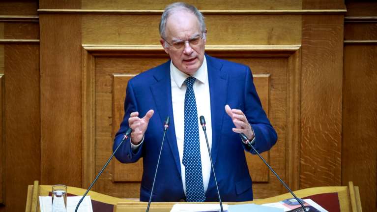 Αντιδράσεις στη Βουλή μετά τη δήλωση Τασούλα για ΠτΔ: "Καταστρατήγησε κάθε έννοια σεβασμού στους θεσμούς"