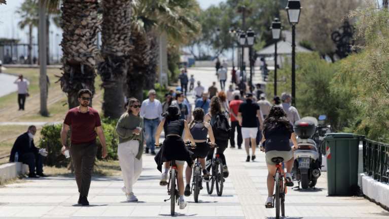 Πρωτομαγιάτικη βόλτα: Γέμισε ο Φλοίσβος - Αθηναίοι έκαναν περίπατο, ποδήλατο και μπάνιο [εικόνες]