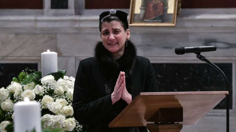 Κηδεία Κώστα Βουτσά: Ο συγκλονιστικός επικήδειος της κόρης του Νικολέττας "Μπαμπά μου, είσαι ο μπαμπάς μου και Σ' Α Γ Α Π Ω"